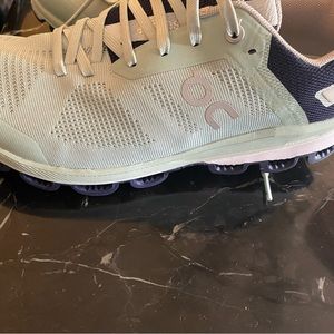 Women on-cloud sneakers size 8